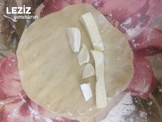 Kaşar Peynirli Açma