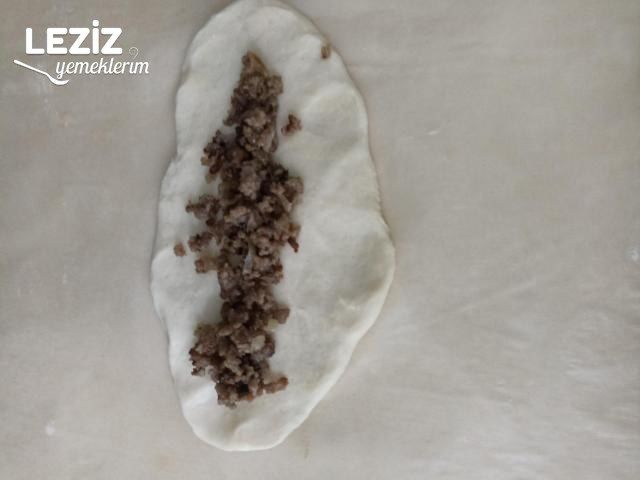 İçi Kıymalı Ay Çöreği