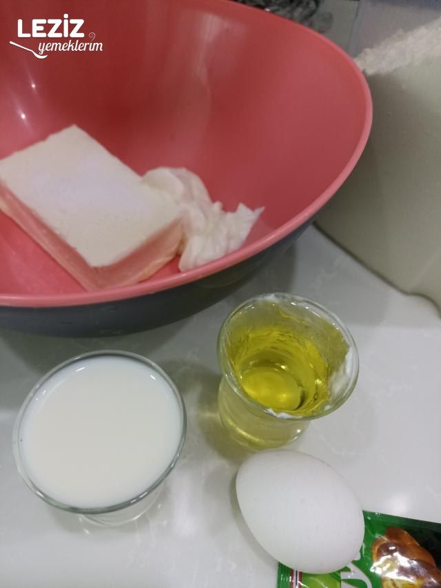 İçi Kıymalı Ay Çöreği