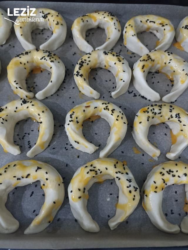 İçi Kıymalı Ay Çöreği