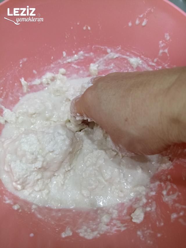 İçi Kıymalı Ay Çöreği