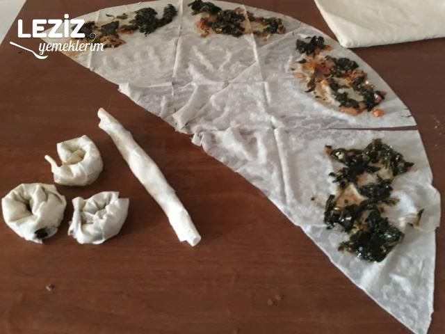 Hazır Yufkadan Ispanaklı Gül Böreği