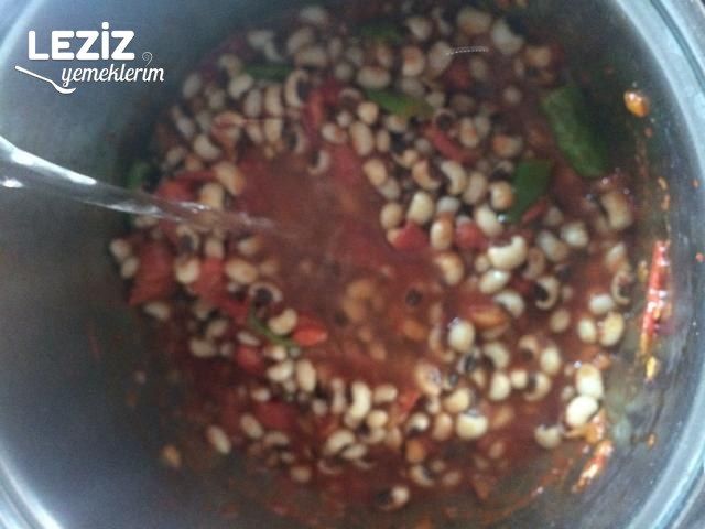 Domatesli Biberli Kuru Börülce Yemeği