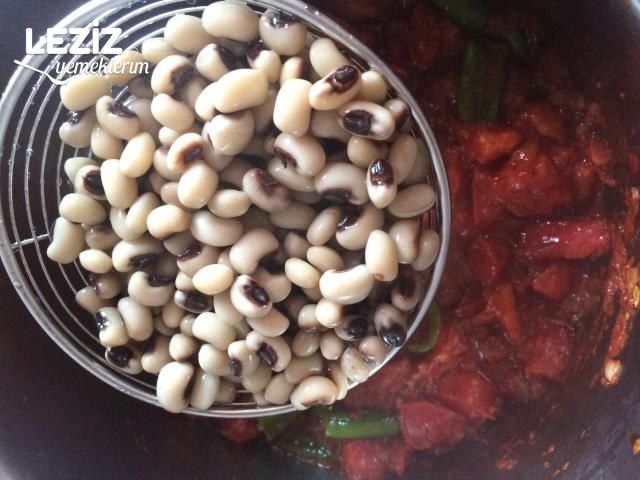 Domatesli Biberli Kuru Börülce Yemeği