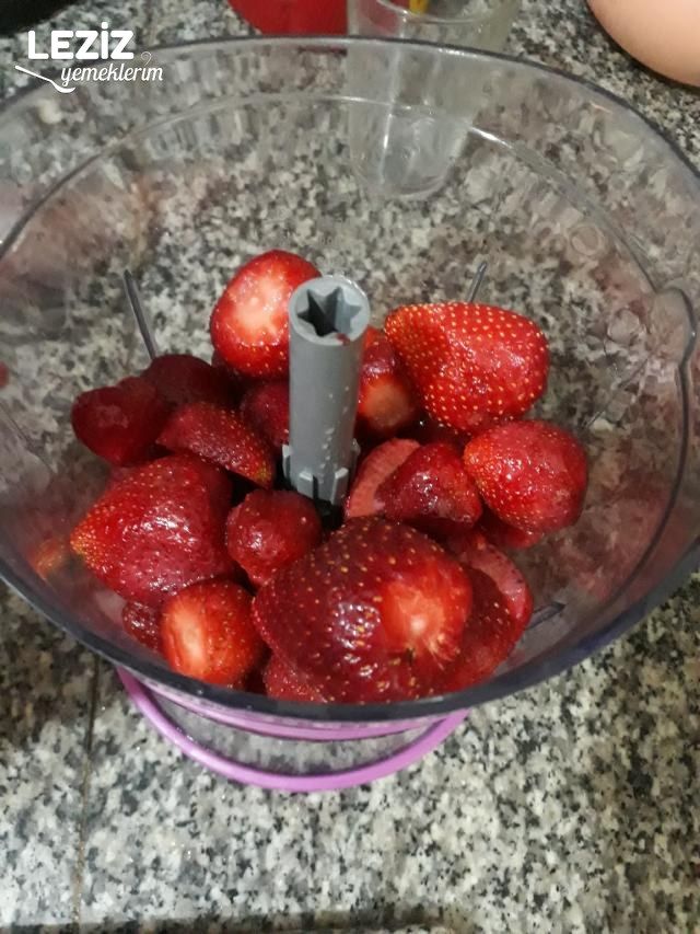 Çilekli Ev Pudingi Tarifi Leziz Yemeklerim