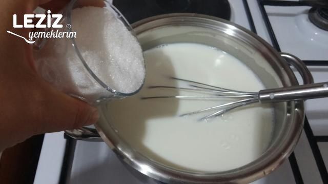 Muhteşem Kedidilli Çilekli Pasta
