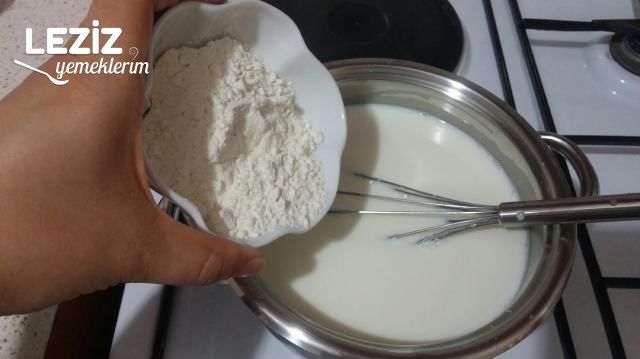 Muhteşem Kedidilli Çilekli Pasta