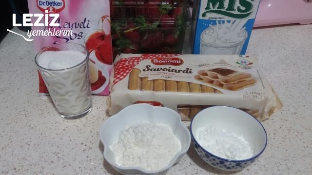 Muhteşem Kedidilli Çilekli Pasta
