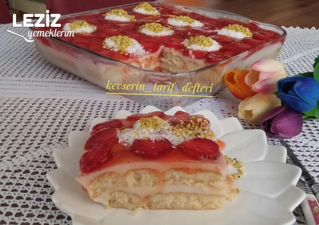 Muhteşem Kedidilli Çilekli Pasta