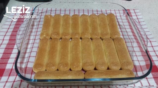 Muhteşem Kedidilli Çilekli Pasta