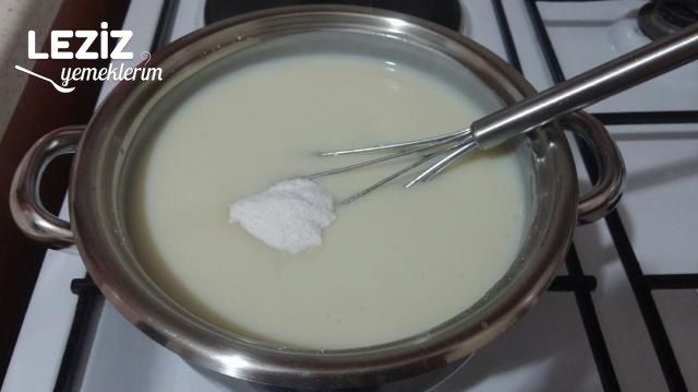 Muhteşem Kedidilli Çilekli Pasta