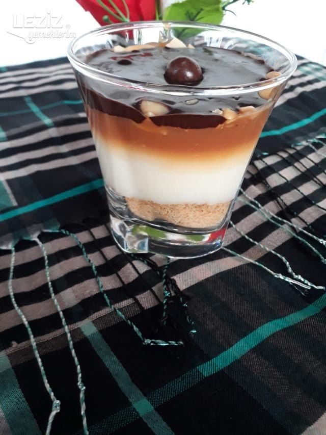 Karamelli Fıstıklı Muhallebi Cupları (Sinickers Tadında)