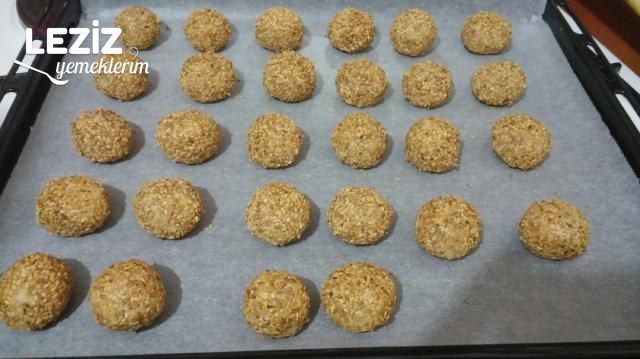 Ağızda Dağılan Susamlı Kurabiye (Simit Tadında)