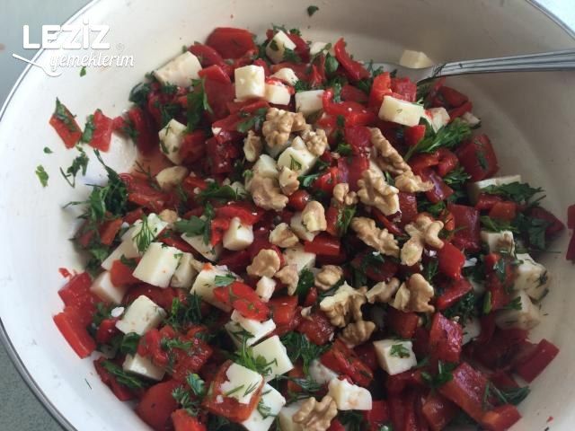 Peynirli Köz Biber Salatası Tarifi