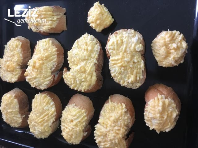 Peynirli Bayat Ekmek Dilimleri