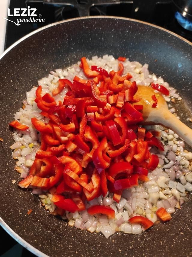 Patates Yatağında Biberli Ispanak