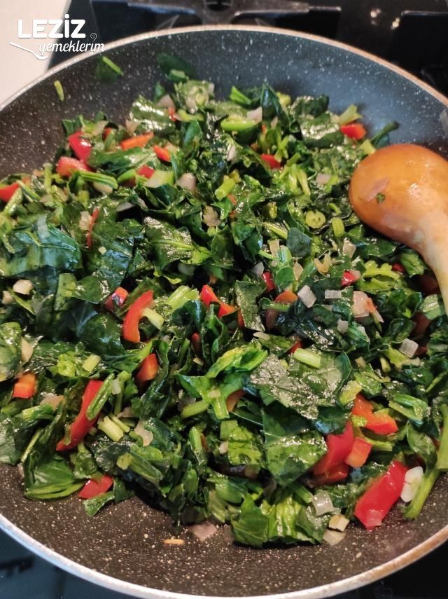 Patates Yatağında Biberli Ispanak