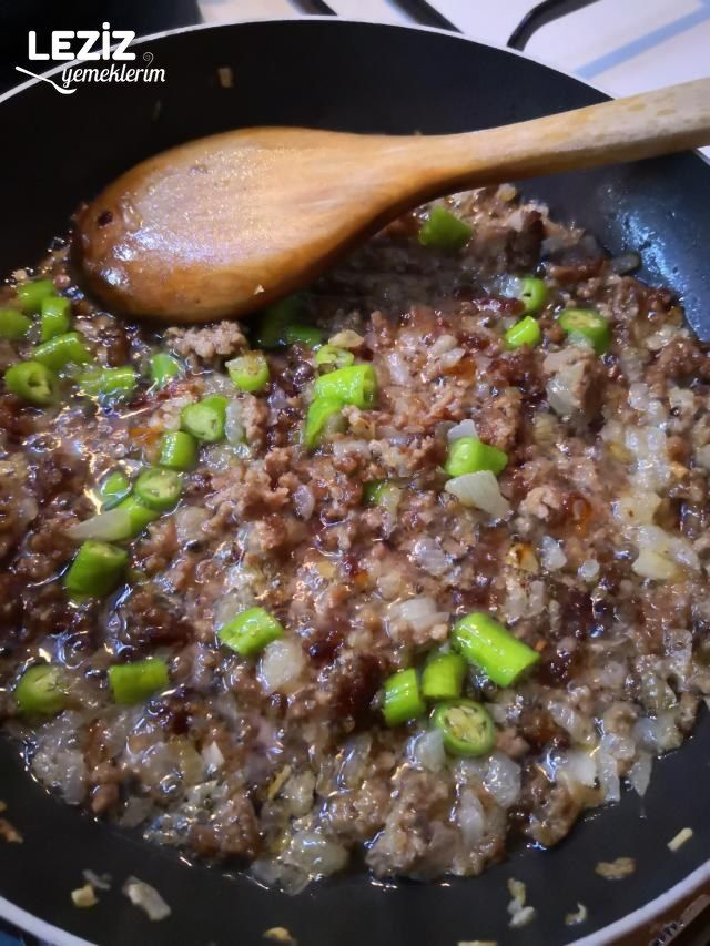Köz Patlıcanlı Kıymalı Börek