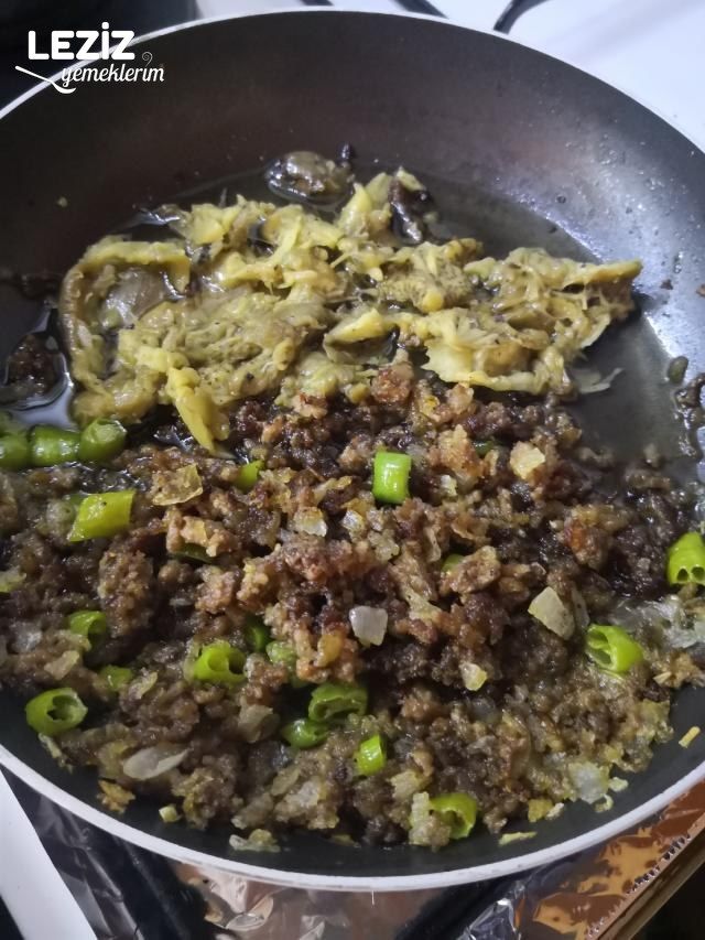 Köz Patlıcanlı Kıymalı Börek