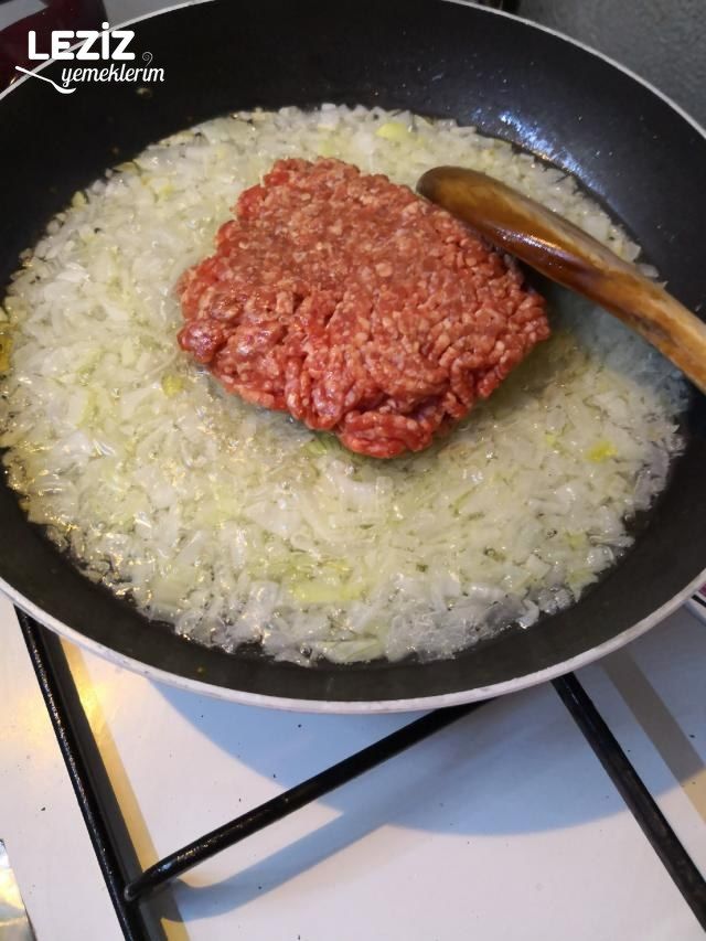 Köz Patlıcanlı Kıymalı Börek