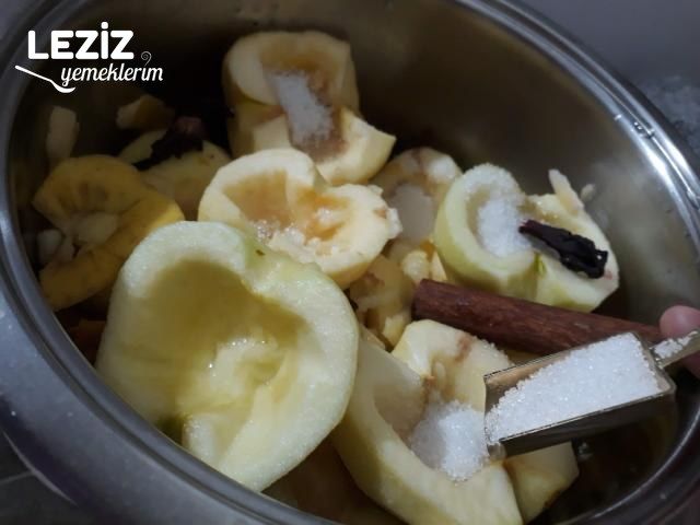 Hem Şerbetli Hem Sütlü Nefis Elma Tatlısı