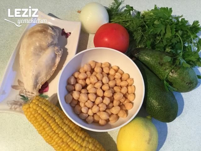 Tavuklu Avokado Salatası