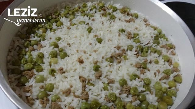 Kıymalı Bezelyeli Pirinç Pilavı Tarifi