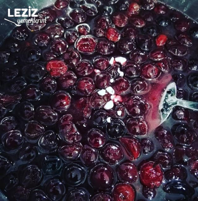 Ev Yapımı Nefis Vişne Reçeli