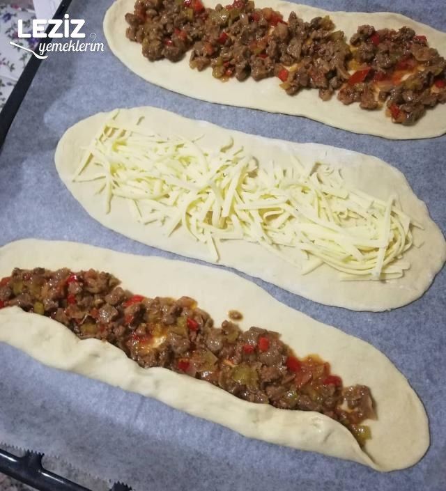Etli Ve Kaşarlı Pide