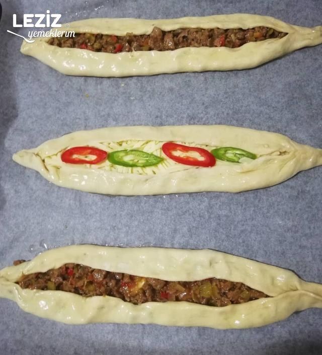 Etli Ve Kaşarlı Pide