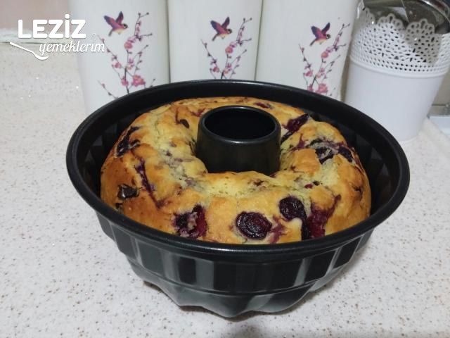 Damla Çikolatalı Vişneli Yumuşacık Kek