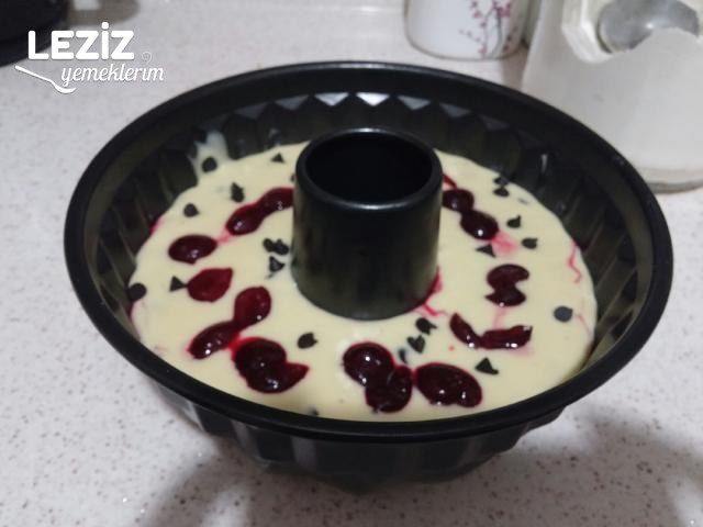 Damla Çikolatalı Vişneli Yumuşacık Kek