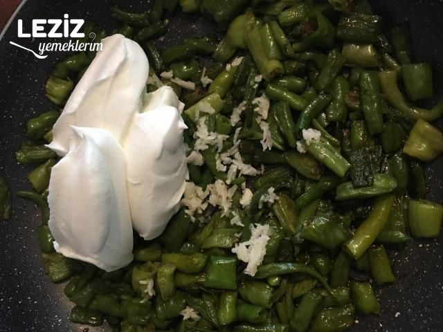 Cevizli Biber Yoğurtlaması