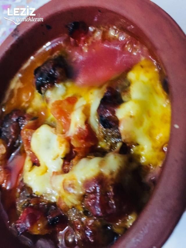 Domates Soslu Kaşarlı Köfte
