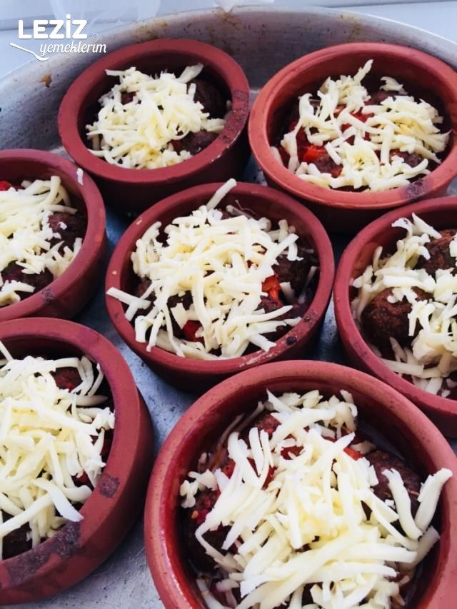 Domates Soslu Kaşarlı Köfte