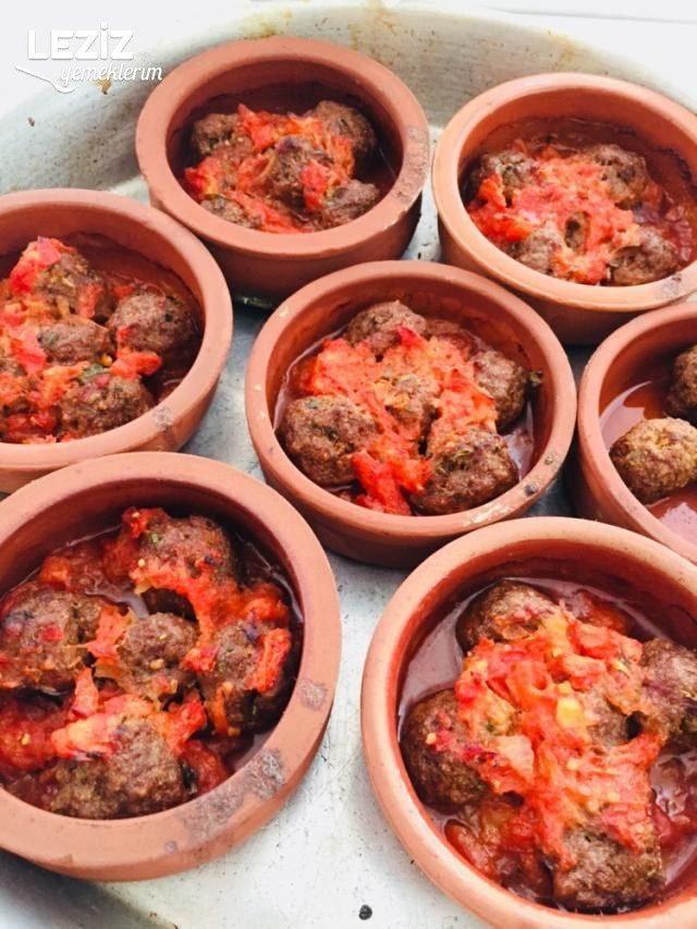 Domates Soslu Kaşarlı Köfte