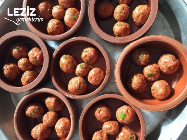 Domates Soslu Kaşarlı Köfte