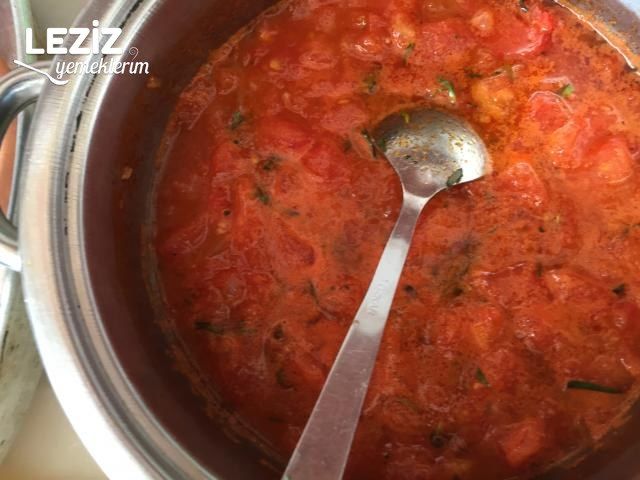 Domates Soslu Kaşarlı Köfte