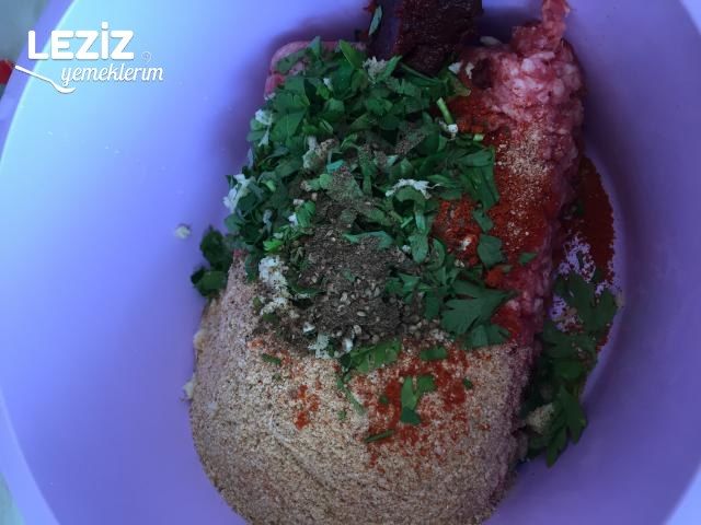 Domates Soslu Kaşarlı Köfte