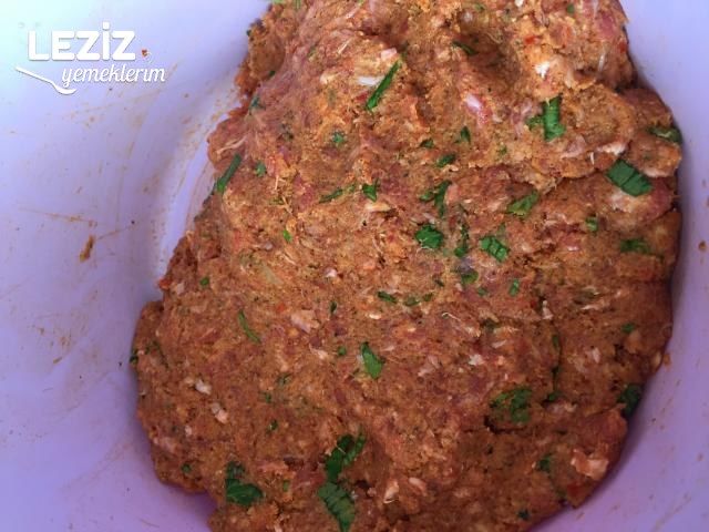 Domates Soslu Kaşarlı Köfte