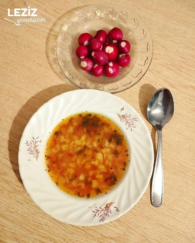 Domatesli Erişte Çorbası