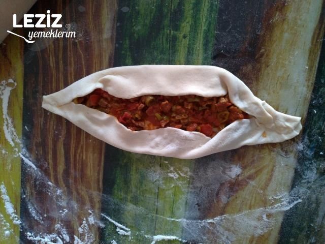 Ev Yapımı Kuşbaşılı Kaşarlı Pide