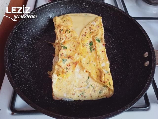 Tavada Kaşarlı Omletli Tost