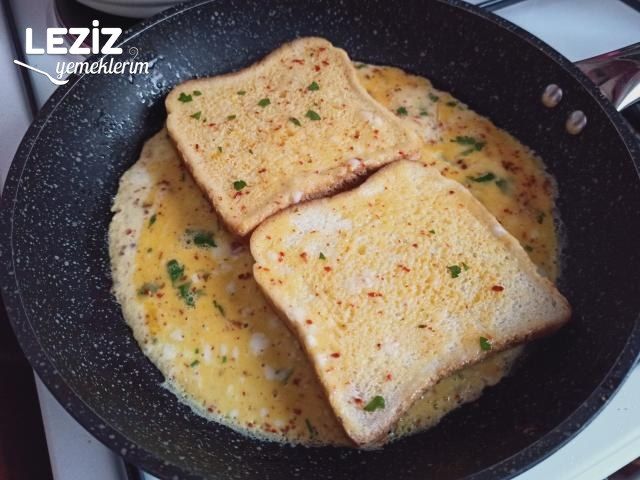 Tavada Kaşarlı Omletli Tost