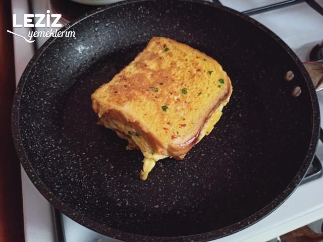 Tavada Kaşarlı Omletli Tost