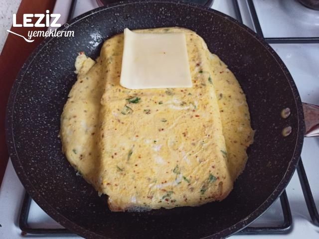 Tavada Kaşarlı Omletli Tost
