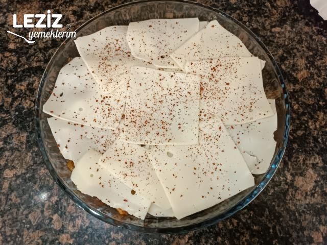 Patates Yatağında Kaşarlı Tavuk Tarifi