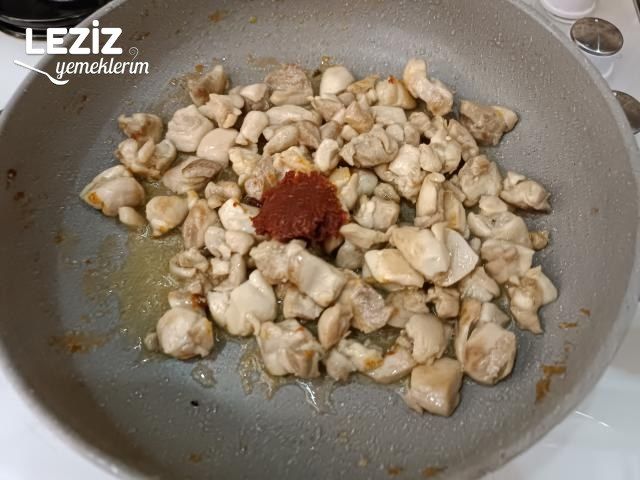 Patates Yatağında Kaşarlı Tavuk Tarifi