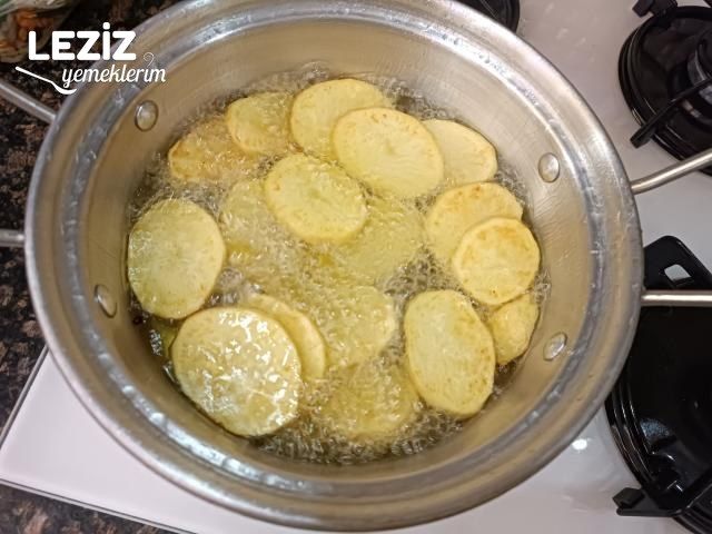 Patates Yatağında Kaşarlı Tavuk Tarifi