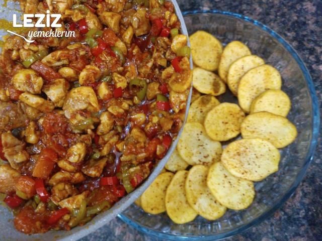 Patates Yatağında Kaşarlı Tavuk Tarifi